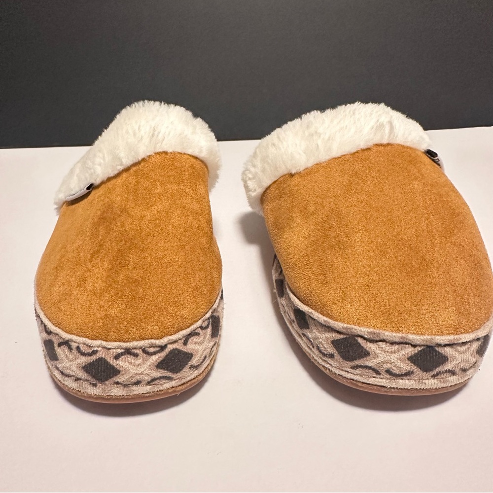 Born Vegan Fur Scuff Slippers Women Size US 7-8  EU 39 Vegan Suede Comfort